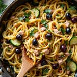 Pasta con zucchine, crema di olive e tonno in padella.
