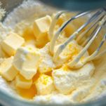 Crema chiara lavorata con frusta