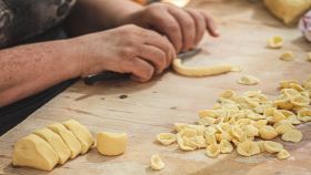 Pastaia prepara le orecchiette