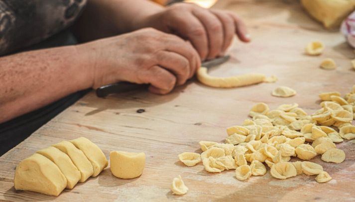 Pastaia prepara le orecchiette
