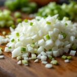 Verdure tritate sul tagliere