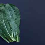 Foglie di cavolo nero lavate sul piano
