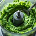 Salsa di cavolo nero nel frullatore