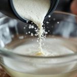 Sciogliete il lievito nell’acqua tiepida