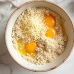 Ciotola con composto di melanzane, patate, uova e Parmigiano