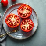 Pomodori svuotati capovolti su piatto