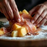 Fetta di melone avvolta nel prosciutto crudo