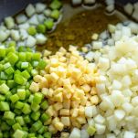 Verdure tritate che cuociono in padella