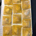 ravioli-al-salmone-riposo-su-vassoio