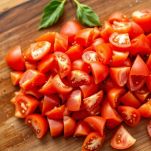 Ingredienti tagliati su tagliere