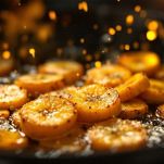 Fette di platano nell’olio bollente