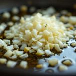 Cipolla dorata in casseruola durante la preparazione del risotto