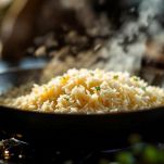 Casseruola con riso che viene mescolato nel soffritto