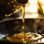 Pentola con olio caldo pronto per la cottura delle verdure