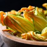 Fiori aperti sul tagliere