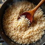 Riso mescolato nel tegame