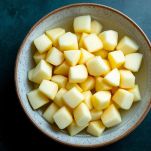 Ciotola con dadini di mela immersi in acqua e limone