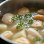 Pentolino con brodo caldo