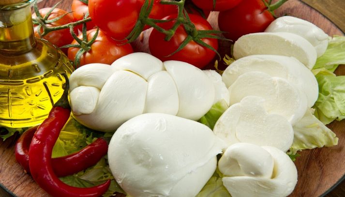 Selezione di mozzarelle con pomodori e peperoncino