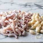 Tagliere con molluschi pronti