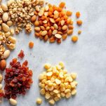 Ciotola con frutta secca e biscotti