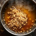 Pentola con miele vino e frutta secca