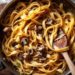 Tagliatelle saltate con panna e funghi