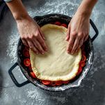 Pasta sfoglia dorata durante la cottura