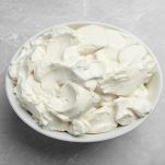 Strato cremoso sopra il pandoro