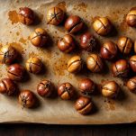 Castagne incise sulla teglia
