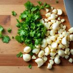 Padella con trito aromatico e carciofi