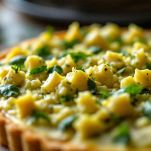 Torta salata con carciofi pronta per il forno