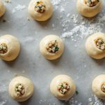 Teglia con palline di impasto pronte per la frittura