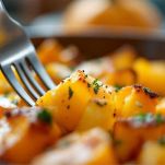 Teglia con patate e zucca arrostite e dorate