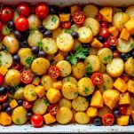 Pirofila con ortaggi disposti a strati prima della cottura