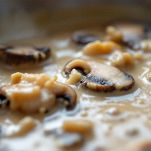 Salsa cremosa con funghi champignon.