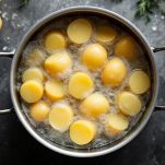 Schupfnudeln di patate dorati in padella.