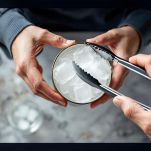 Shaker con ghiaccio agitato per raffreddare il cocktail.