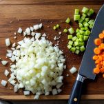 Soffritto di burro, cipolla, carota e sedano.