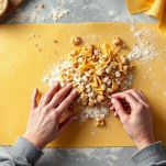 Anolini formati con stampo a mezzaluna.