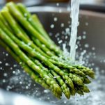 Asparagi verdi lavati per eliminare la terra