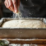 Impasto lievitato in stampo rettangolare.