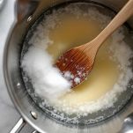 Zucchero sciolto in acqua nel pentolino.