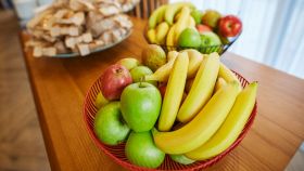 Banane, mele, pere e altre prelibatezze sul tavolo