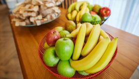 Banane, mele, pere e altre prelibatezze sul tavolo