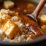 Sciroppo caldo con burro, miele e spezie.