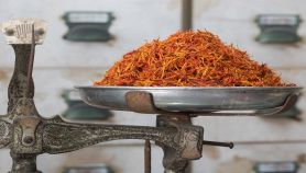 Bilancia con fili di zafferano