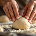 Piccoli biscotti di impasto disposti sulla teglia