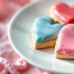 Biscotti a forma di cuore decorati con glassa