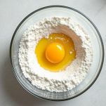 Ingredienti secchi con uovo al centro